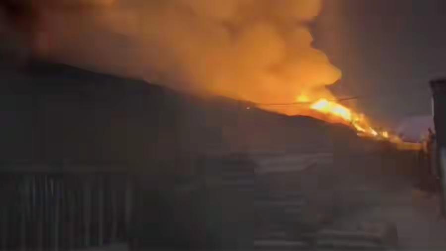 乌克兰空袭伏尔加格勒，击中一座面积数千平方米军备仓库引发火灾