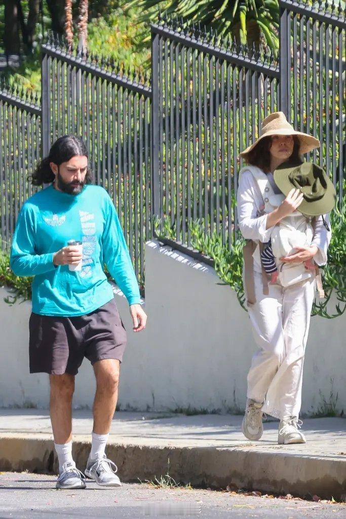 奥妹儿带着她的宝宝出街～是个小男孩。 