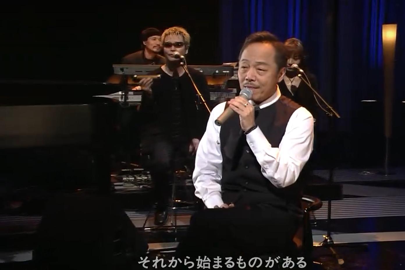 看B站上谷村新司在世时演绎的“秋止符”，意外发现后面摇沙筒的和声金发大哥，其实是