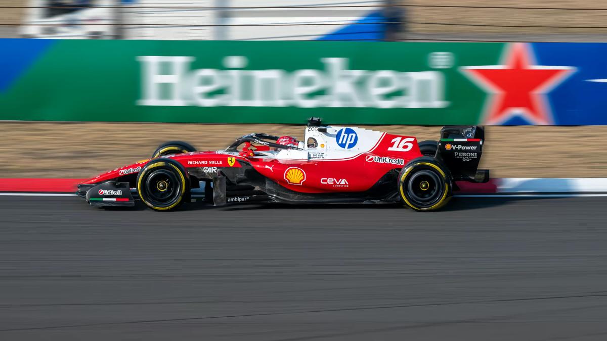 有时候不得不服车子设计的审美，法拉利的红白车身这颜色对撞真是有特色。
像这种激情