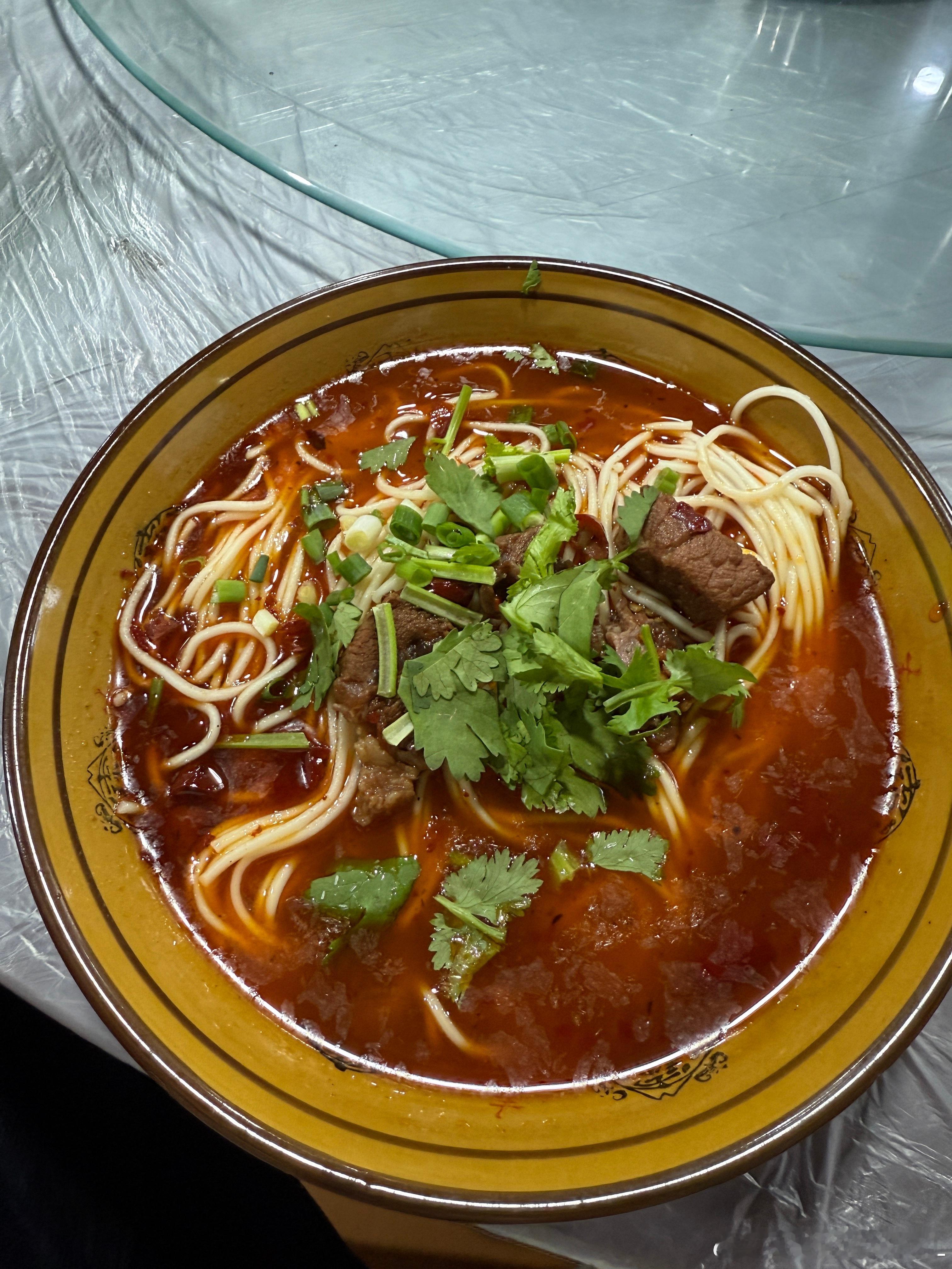 终于吃上晚饭啦！20块一碗的红烧牛肉面，肉比想象中的多。这家店也蛮神奇的，不管肉