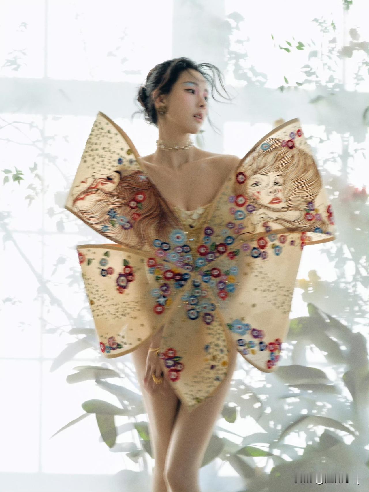 我理解陈都灵为什么不拍背面，这个高定从前面看是好看，但从背后看未必，不就是泳衣外