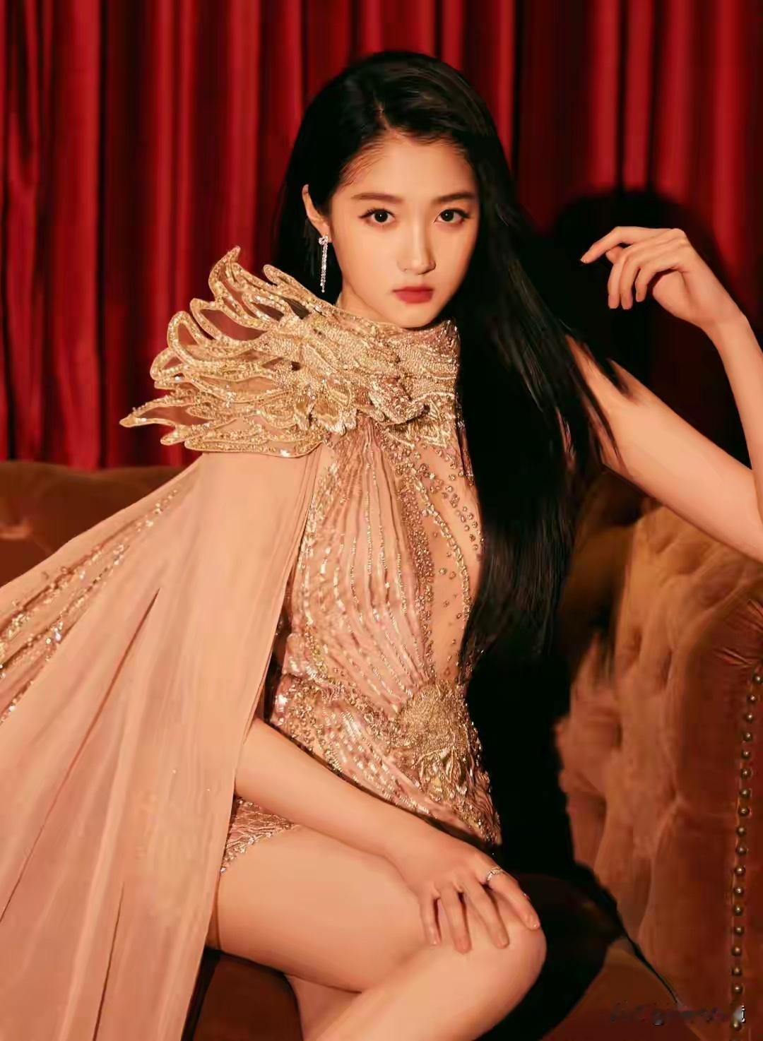 关晓彤——人人夸关晓彤长腿优越，脚踝与足弓线条才是隐藏加分项 