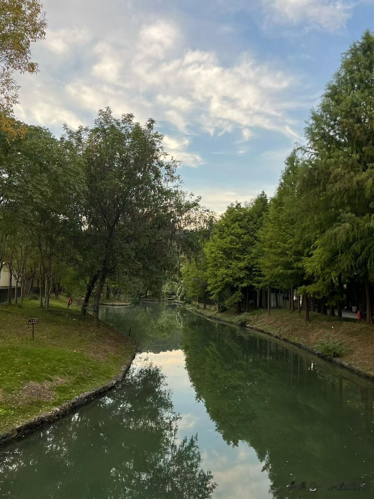 每当我心情郁闷到无法劝解自己时，就会找一本小说，无关疼痒的，慢慢的和自己和解，友