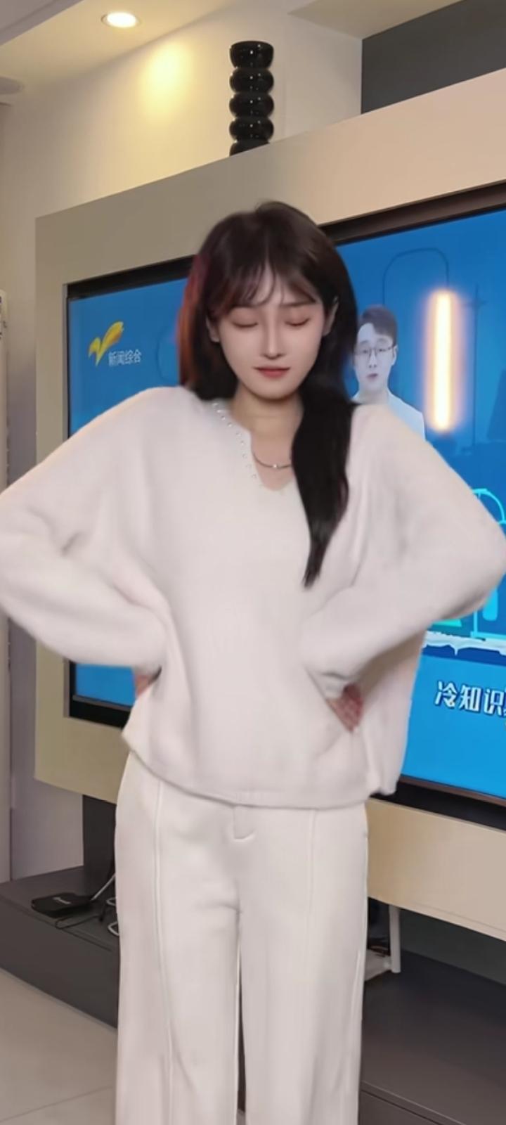 . 不用惊天动地，不必轰轰烈烈，只愿与你细水长流，把这份情缘，慢慢走成一辈子。