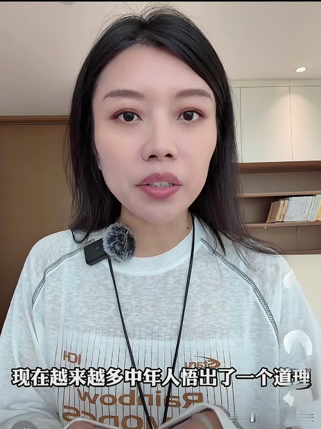 美女一句话忠告中年男人：少跟另一半搭话，日子才舒坦
      现在越来越多中年