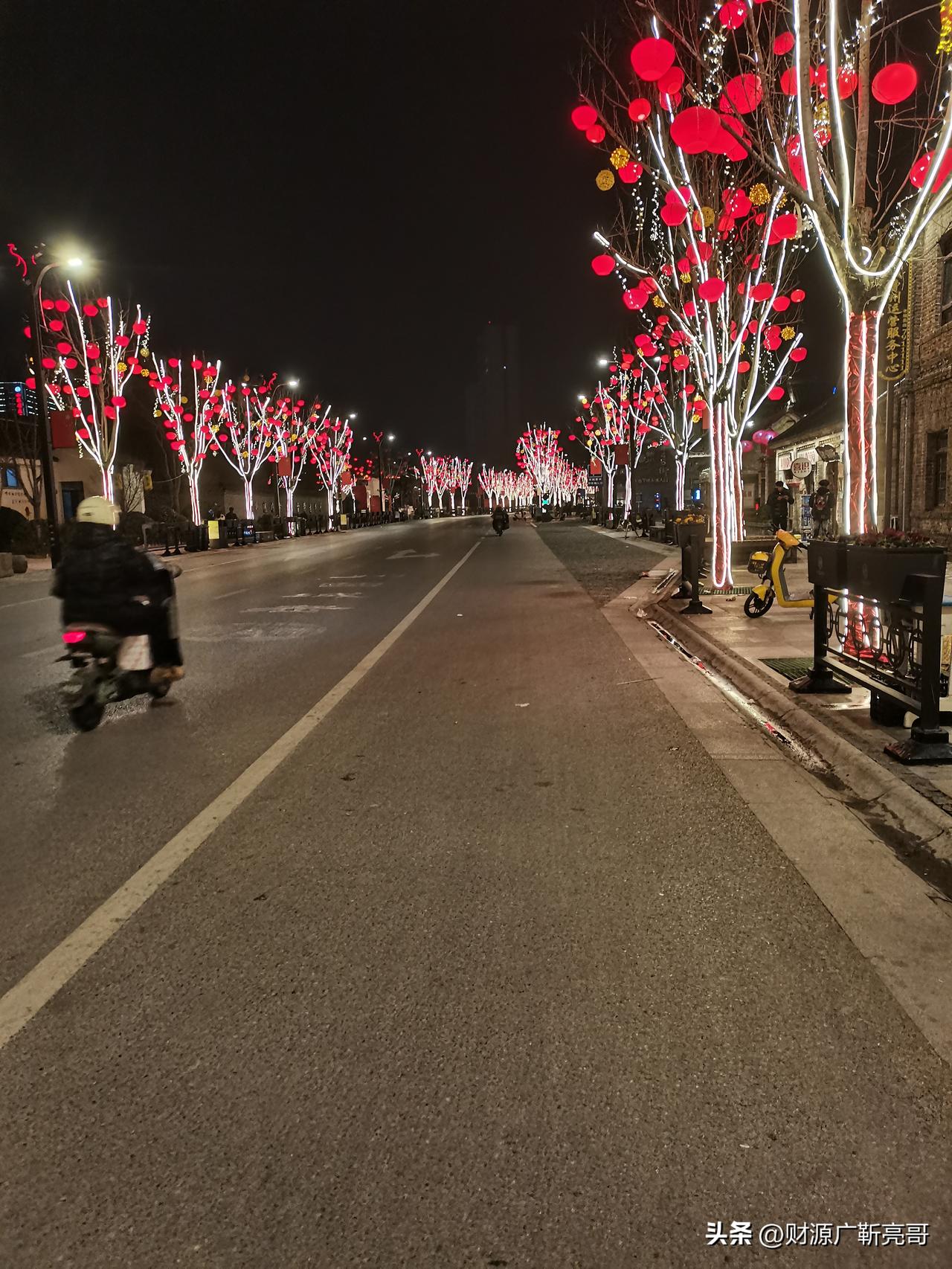 夜色里，街道被红灯笼点亮，暖光温柔又治愈。最让我感动的，是他总把平凡的日常过得有