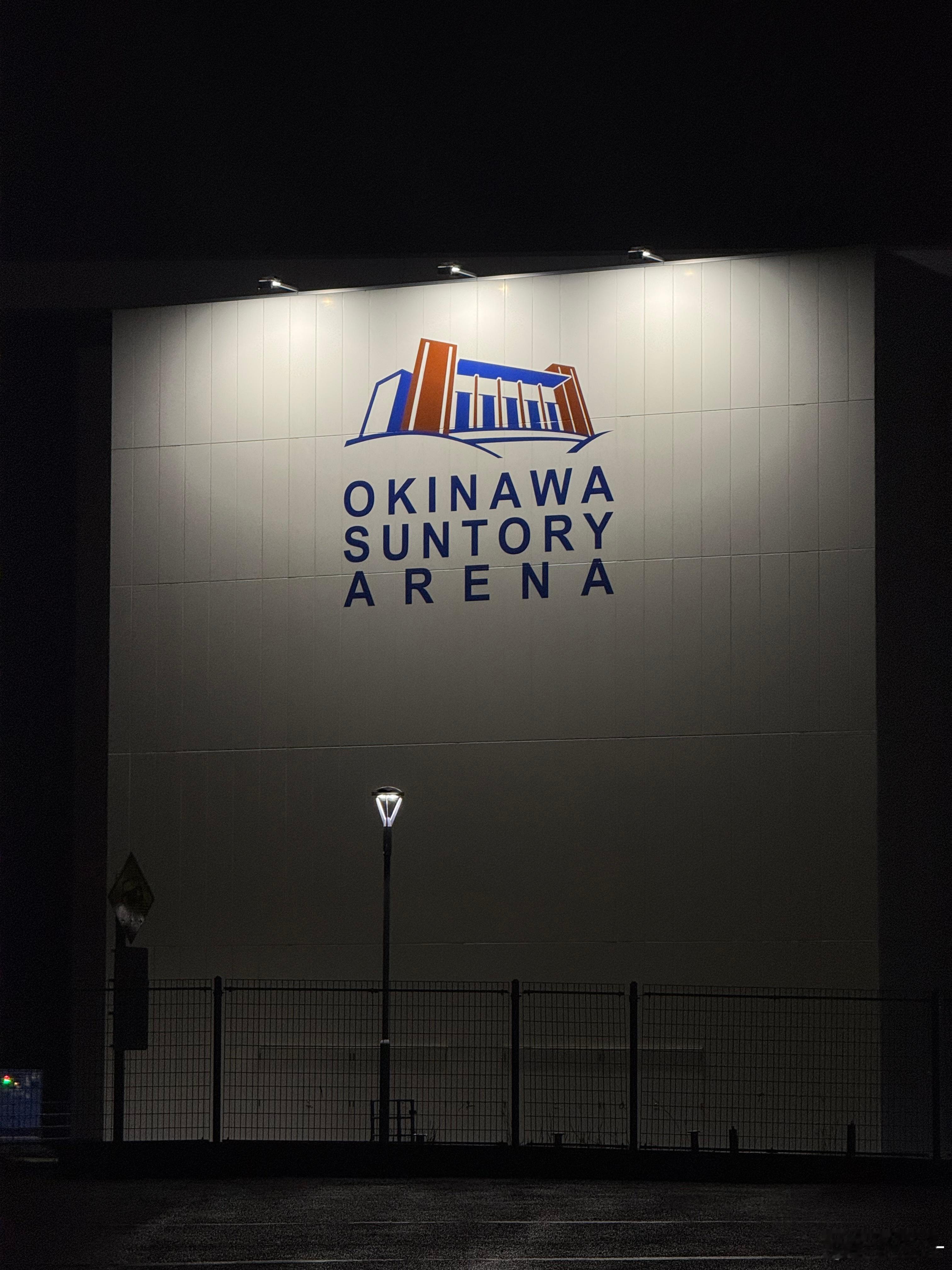 明天中日对决，日本男篮周边的布置，主场氛围浓厚。日本男篮vs中国男篮中国男篮