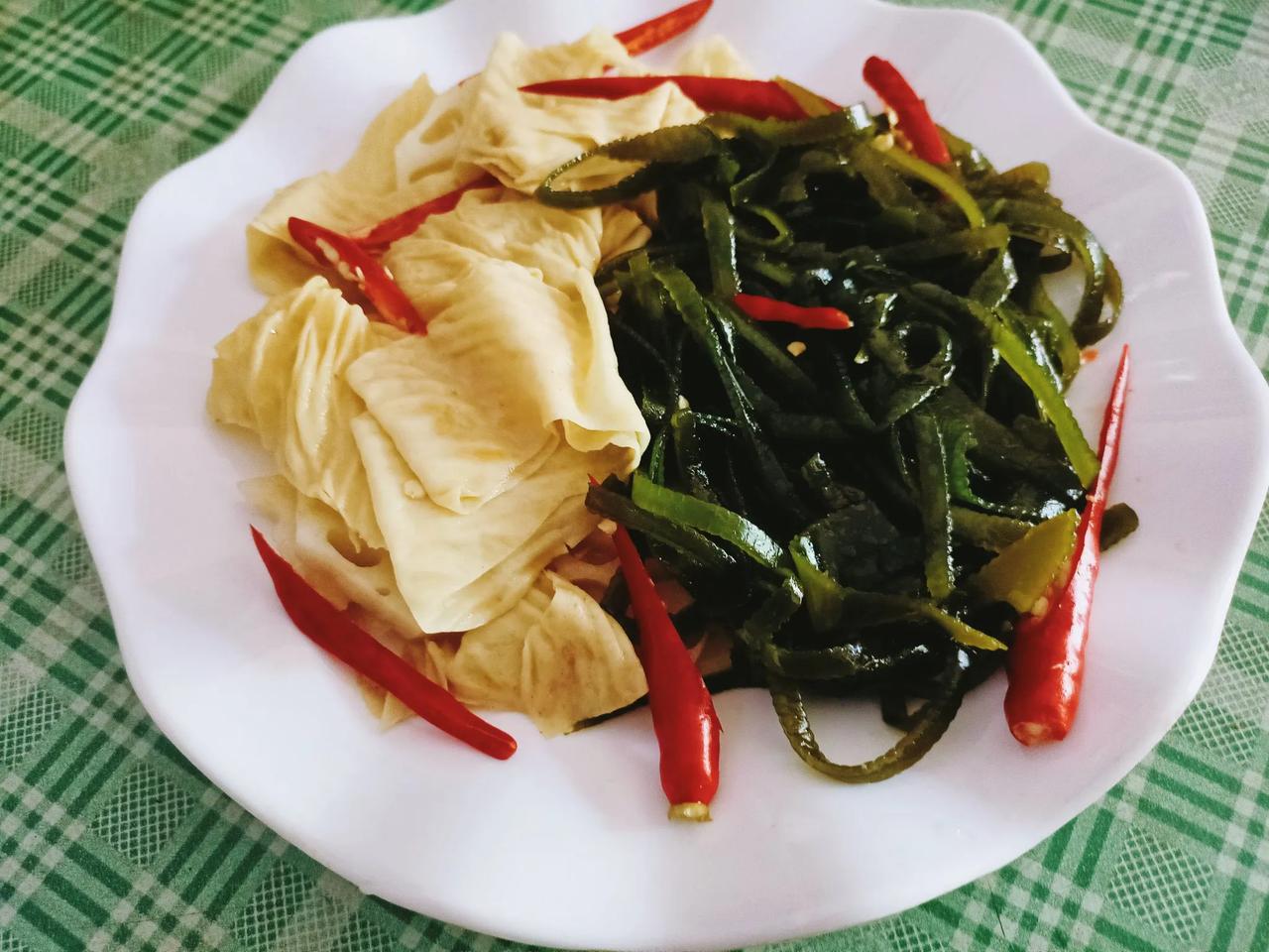 #相册里最满意的照片#
吃饭了，分享简单午餐，丝瓜炒鸡蛋，还有凉拌菜，米饭是蒸的