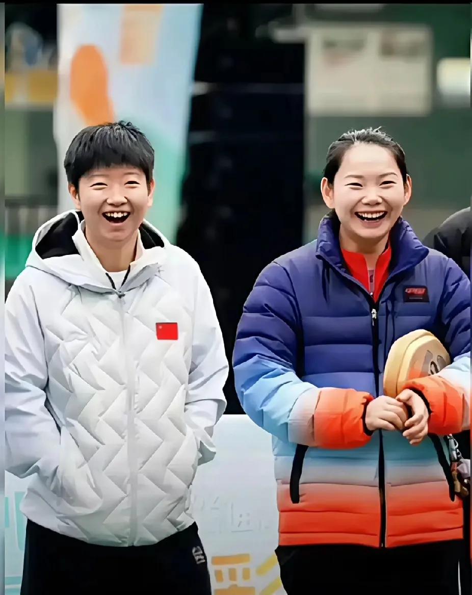 谁被莎宝和卓佳的笑容戳中了！
 
刷到莎莎和卓佳的同框，俩人这笑也太感染力了吧！