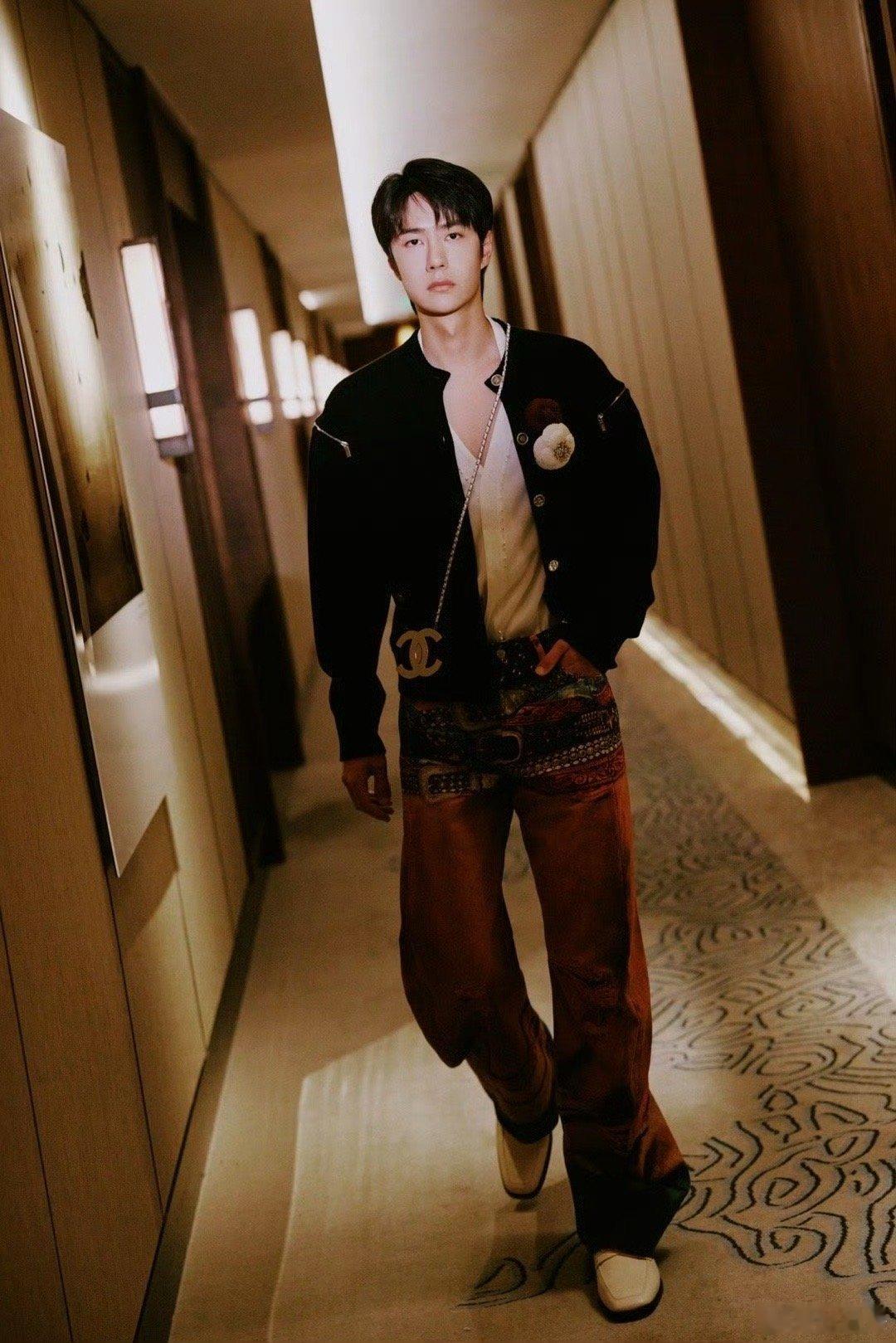 今日vogue活动穿的有趣且好看的男明星王一博in CHANEL2025春夏王鹤
