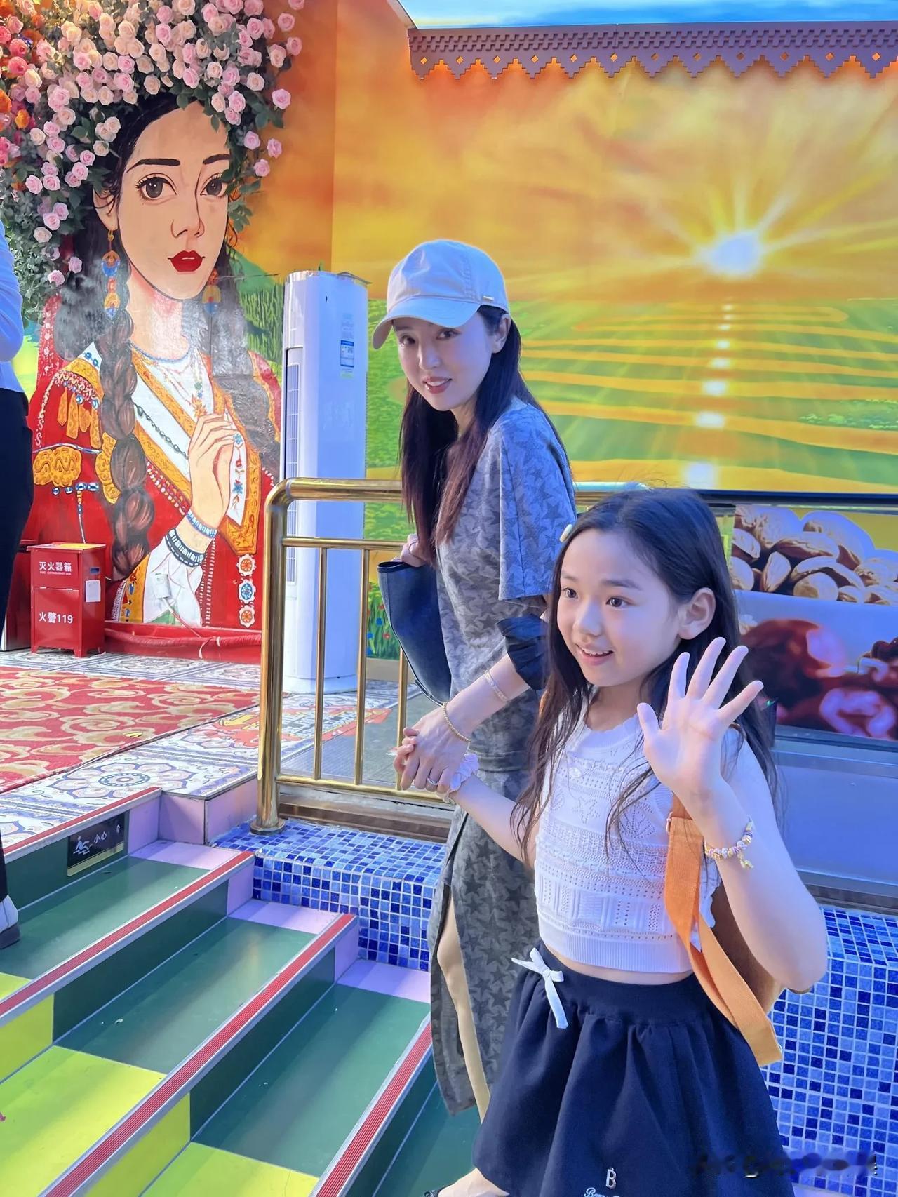 大巴扎偶遇明星

在雪花女神龙时期就觉得董璇姐姐正义，担当，妈妈范十足，尤其女神