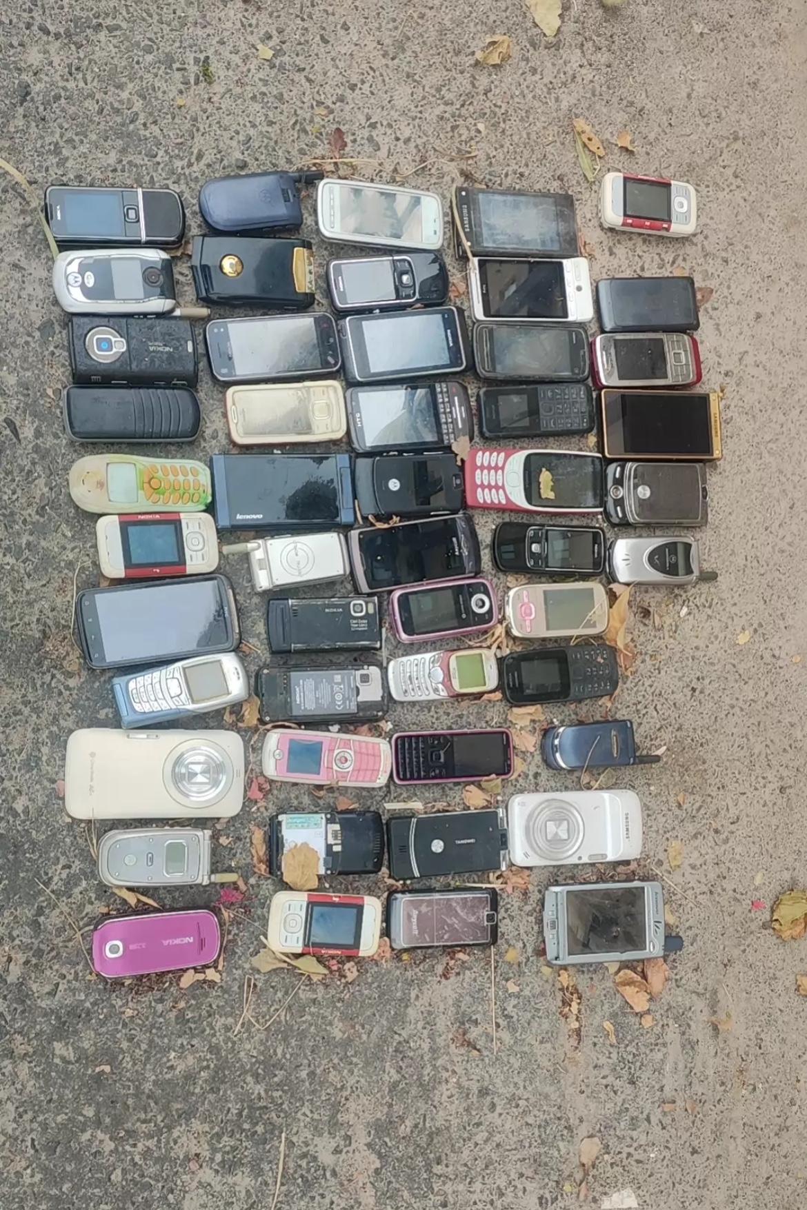 今天在广州鬼市淘了一堆手机，花了500广州鬼巿 老街鬼市 鬼市档口