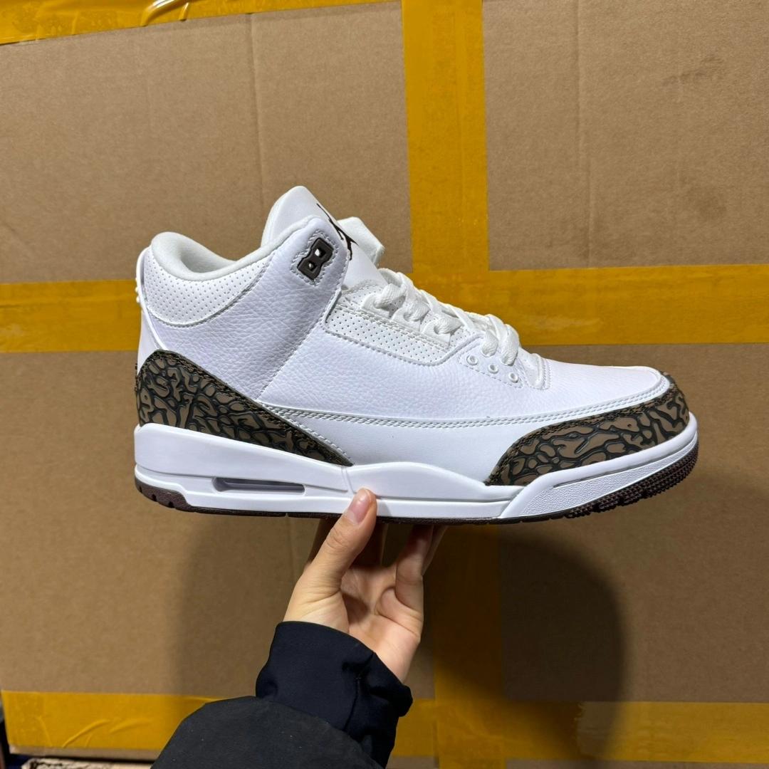 一双AJ 3镭射款悄然上架，放在十年前，它能轻松溢价数倍，但现在却可能沦落到奥莱