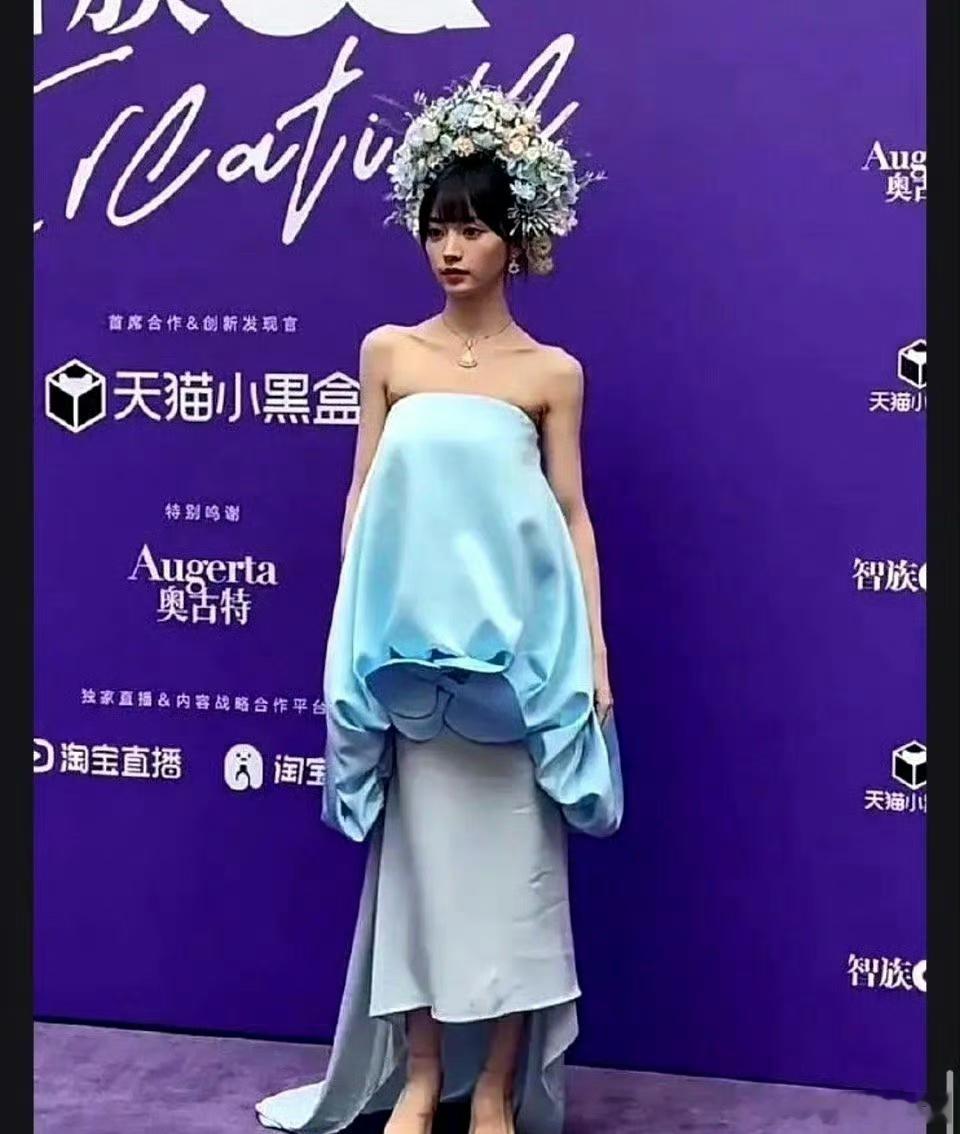 田曦薇到底是咖位不行还是审美不行呀？参加了这么多场活动，造型没一个好看的 ​​​