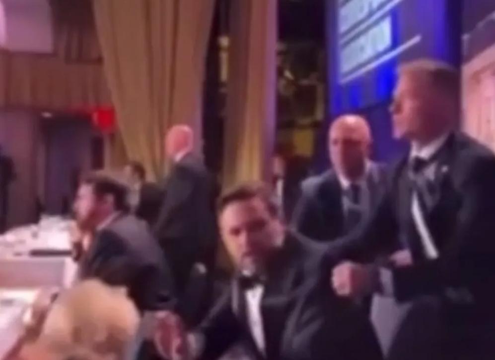 枪一响，万斯这孙子溜得比兔子还快，保镖一拽立马起身，头都不回，压根没往特朗普那边