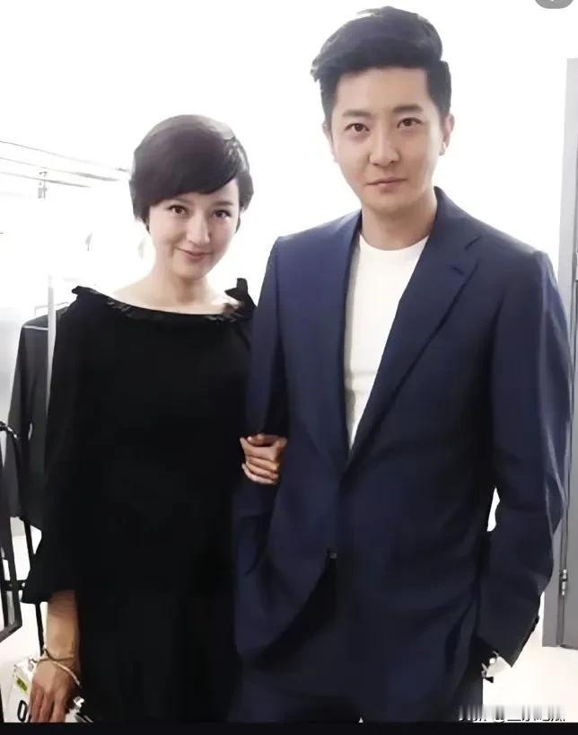演员郭京飞与陆毅，分别迎娶了鲍莉和鲍蕾这两姐妹。如此一来，陆毅和郭京飞便成了姐夫