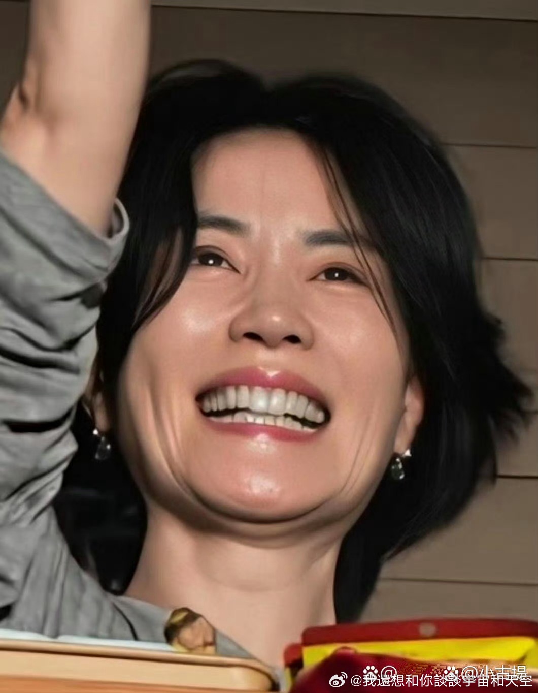 王菲大笑这张图火了，网上又出来一套面相说法，说她牙齿长，贵说白了这就是典型的马后