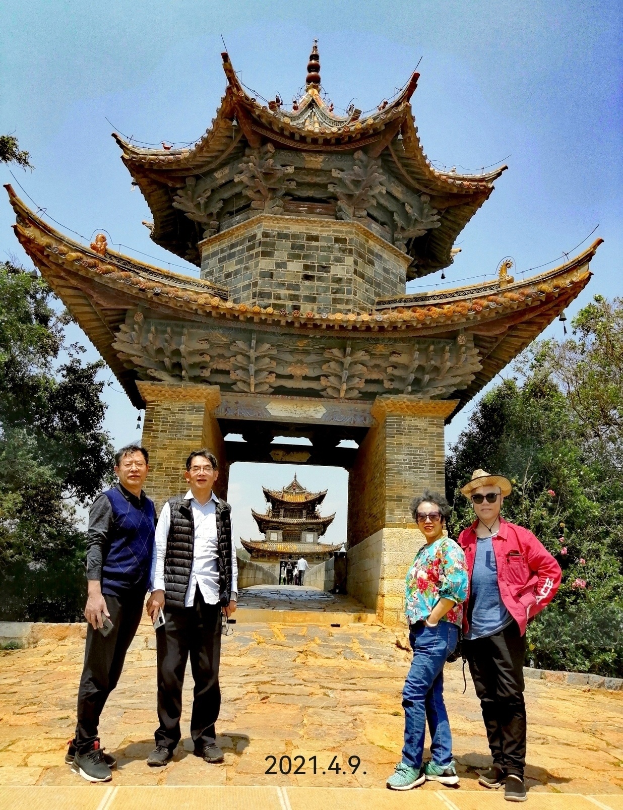 大学同学李兰芝被新冠夺命一周年了。再次梦到她，不胜唏嘘。这两张照片是2021年老