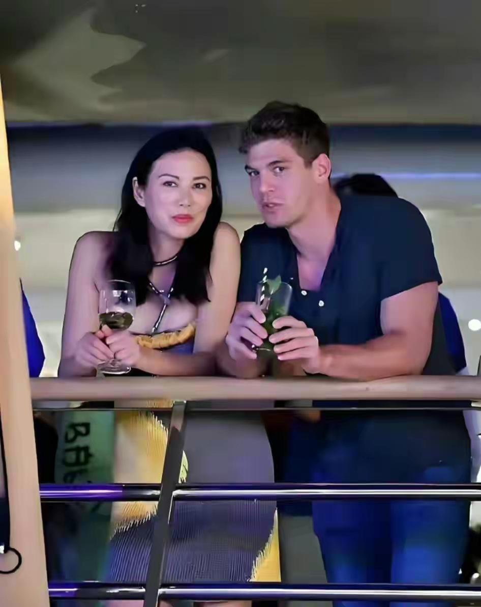 邓文迪用青春换来的泼天富贵，这一刻都值了！她要是没有这泼天富贵的话，别说一辈子了