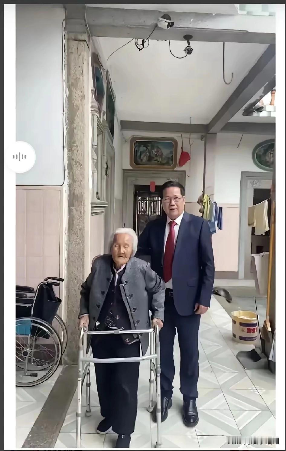 和朋友一块聊天，说起养老问题，有的赞成到养老院养老，有的不赞成到养老院养老。
