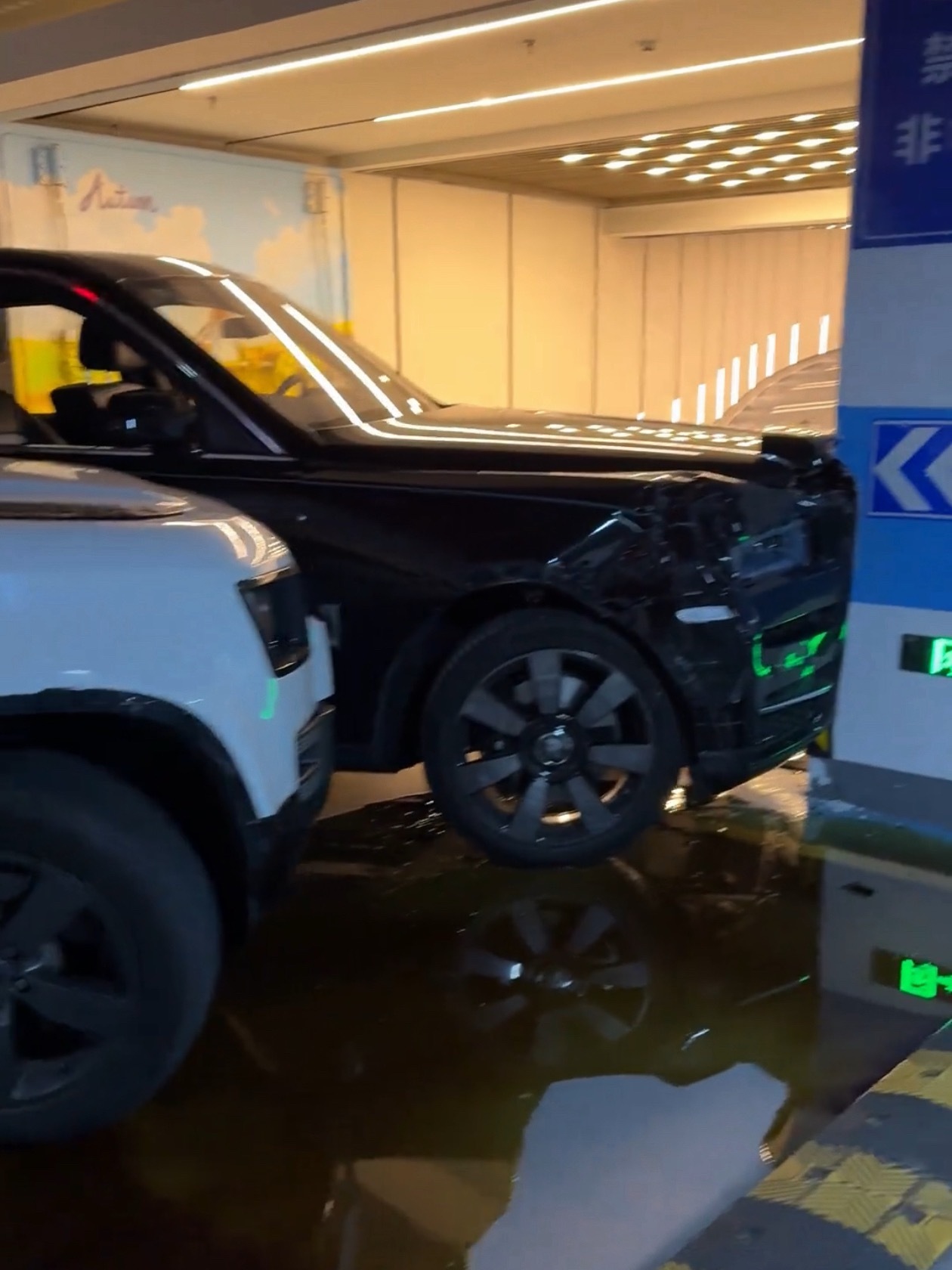 韩安冉的劳斯莱斯被路虎撞了。被撞时，助理踩死刹车，刹不住，撞上了墙体，机油流了一