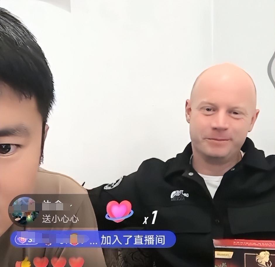 最近阿楠一家可是忙坏了！在家乡帮忙收割玉米，一家老小齐心协力，终于迎来了大丰收。
