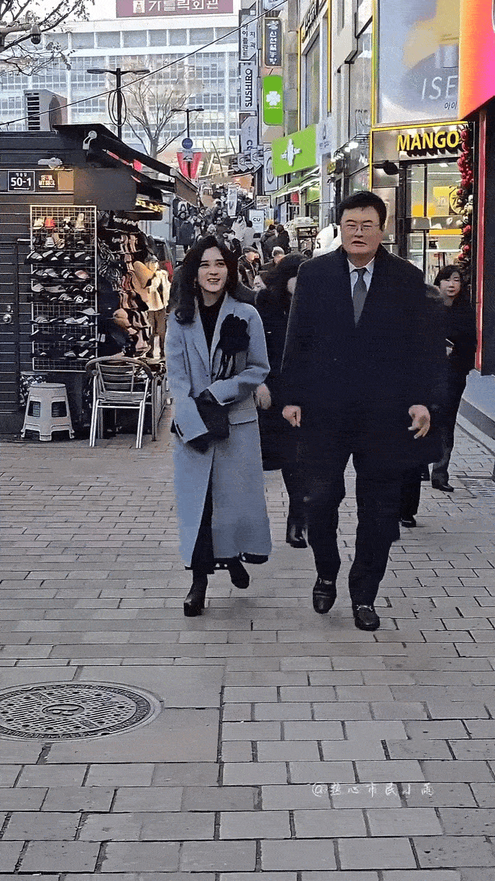 卢昱晓有伴了
三星长公主走路和她一样
明明长得那么好看
但是走起路来就……

李