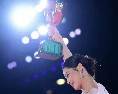 北京时间9月7日凌晨，第82届威尼斯国际电影节传来捷报，39岁的中国女演员辛芷蕾