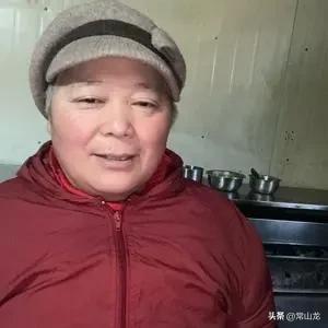 “鹅腿阿姨”翻车后，我有一个疑问，哪里来这么多的鹅腿啊。
鹅大都是小规模饲养，而