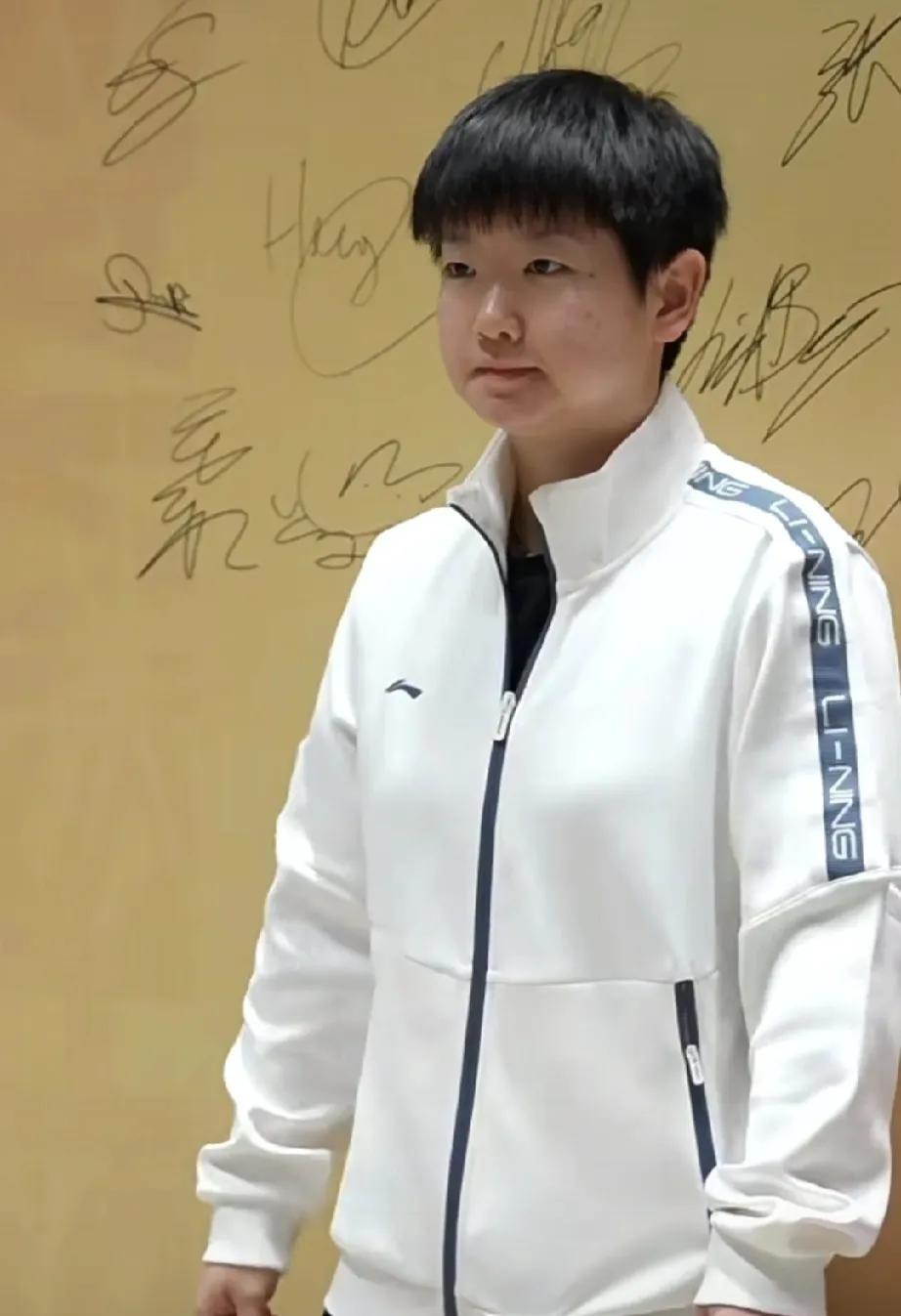 在当下这个社交网络的时代，名人们参加各种活动时的举动总能引起人们的广泛关注，莎莎