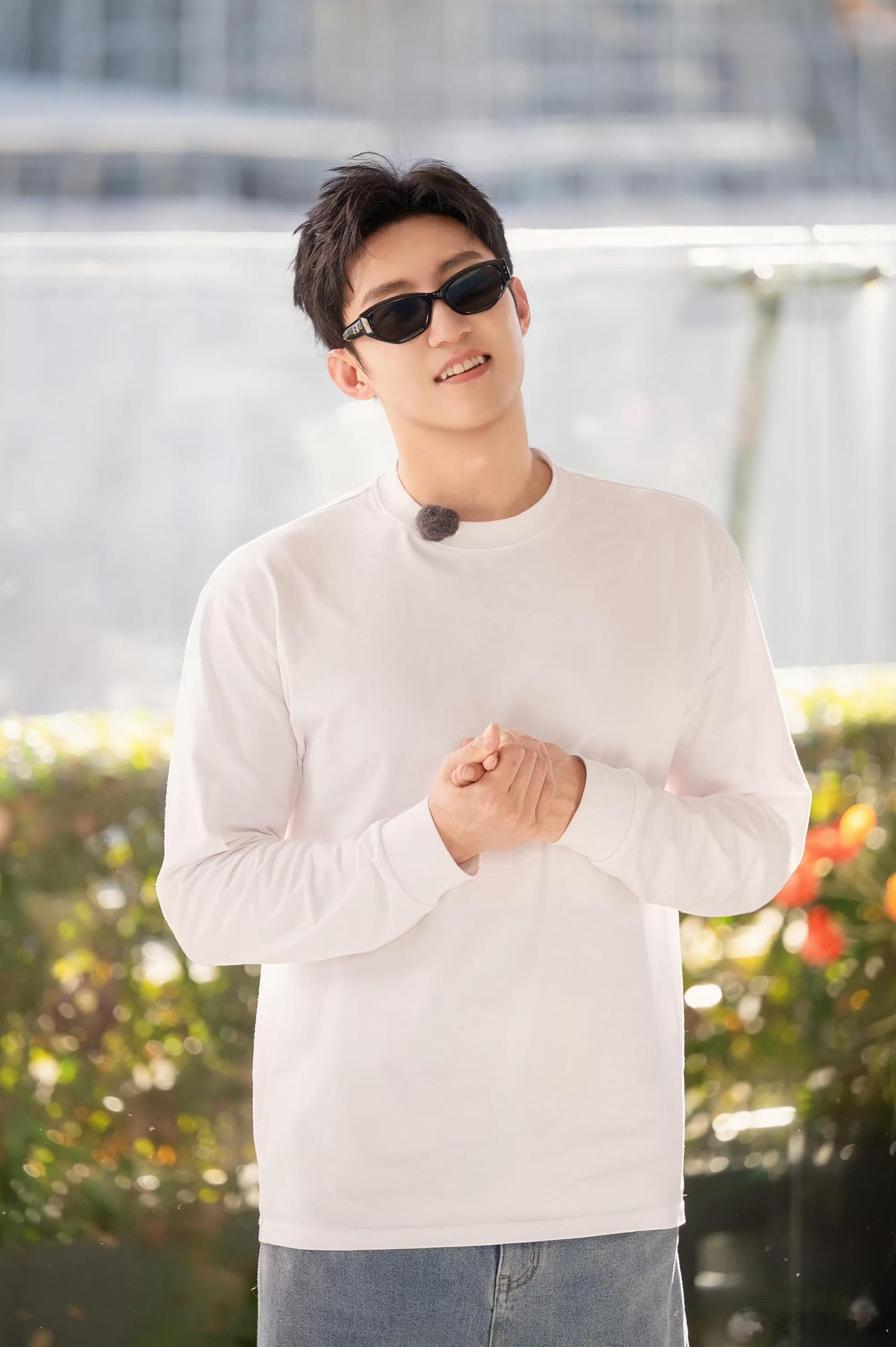 腾讯截图好灾难，想截前一张，它给你截图后0.1秒的，反正就是白衣服好反光，“大小