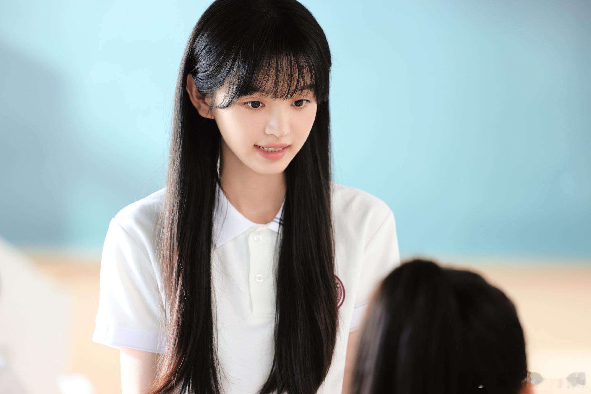 田曦薇 是从校园小说里走出来的学霸女主！田曦薇一身校服造型清新脱俗，眉眼温柔沉静