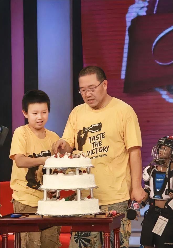 英达这操作，low爆了！

你想认儿子，你半夜两点蹲直播间刷礼物？你咋不直接提着