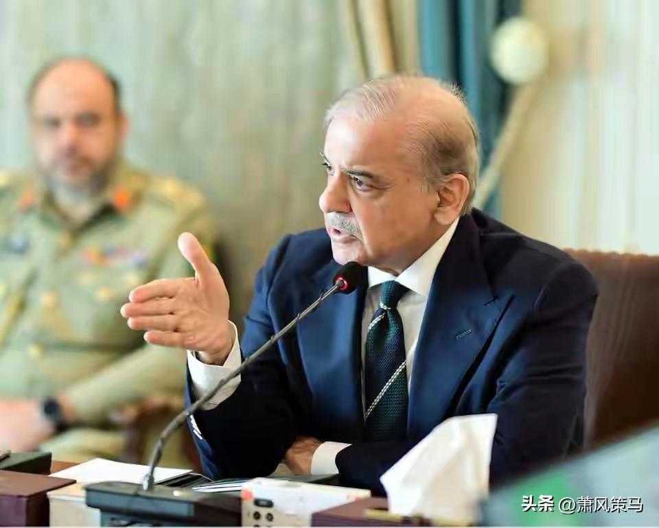 对面的印度盟友拿着美军遗留的美械装备，单兵配置看似顶配，结果在体系化的中械作战面