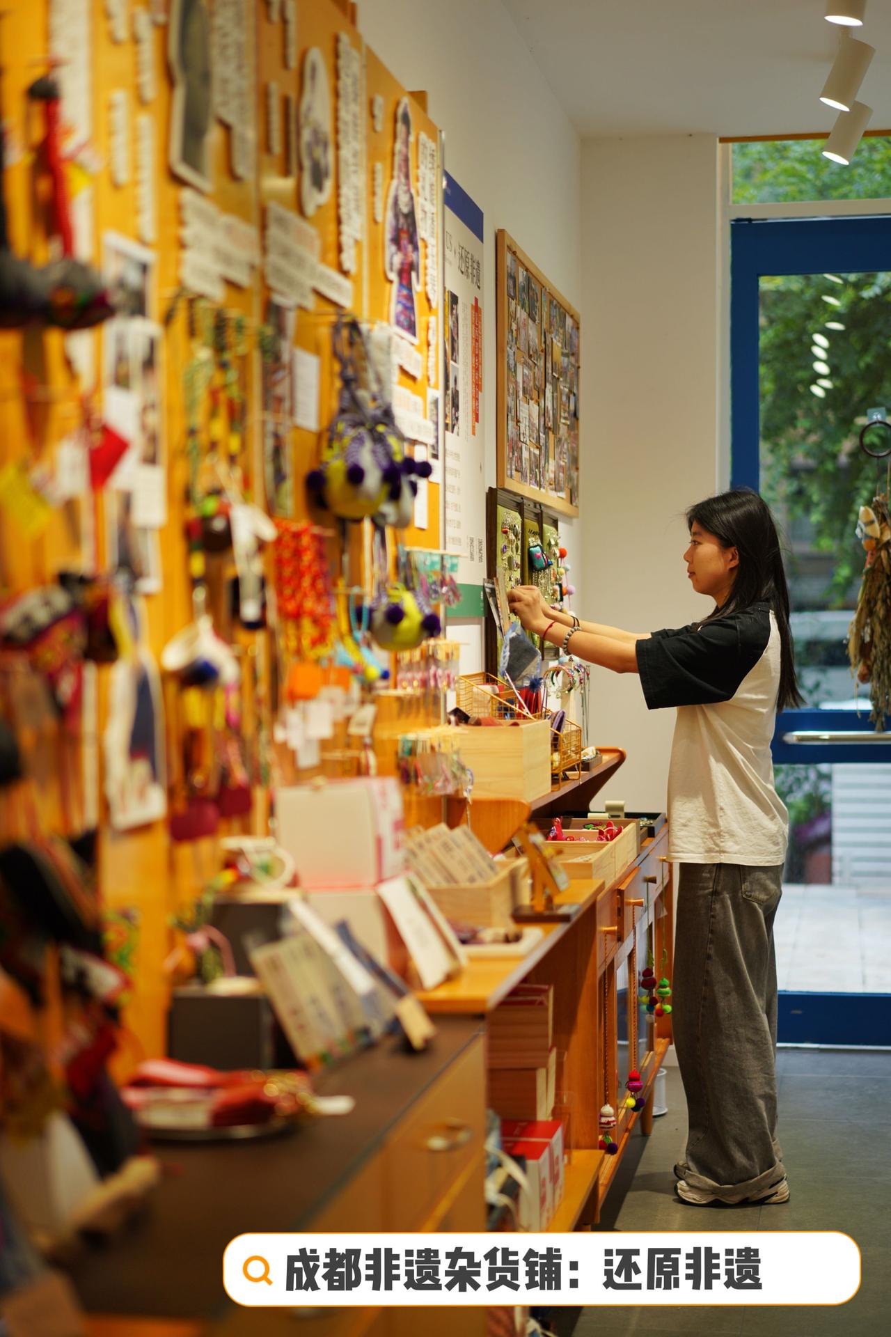 成都 | 少数民族手作集合店，色彩斑斓

🚲骑行几公里，特意来看这家社区的底商
