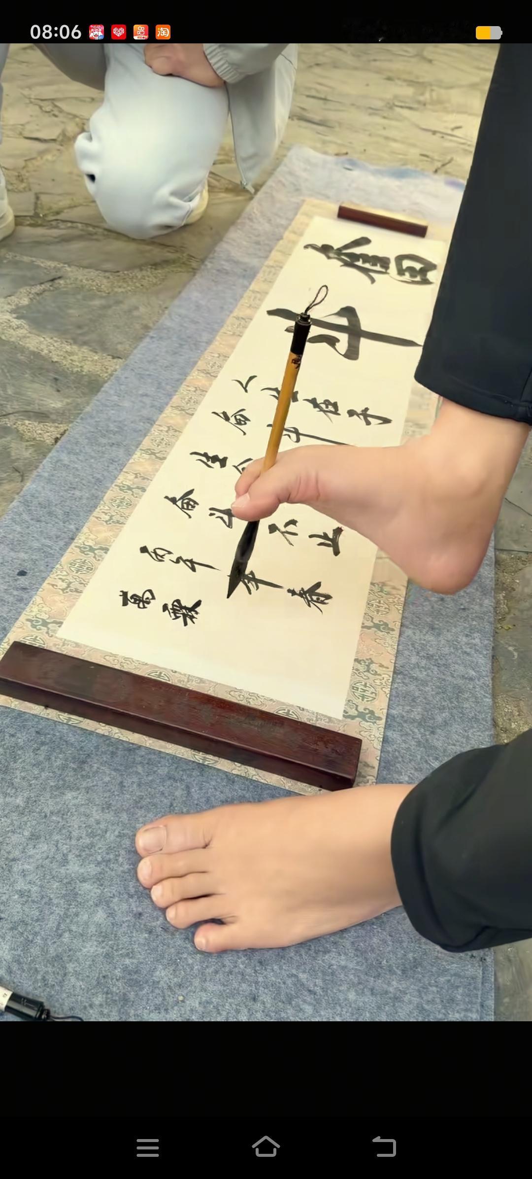 生命不息奋斗不止，胡龙去往随州，有幸见到了他崇拜已久的一位失去双臂，却用脚来书写