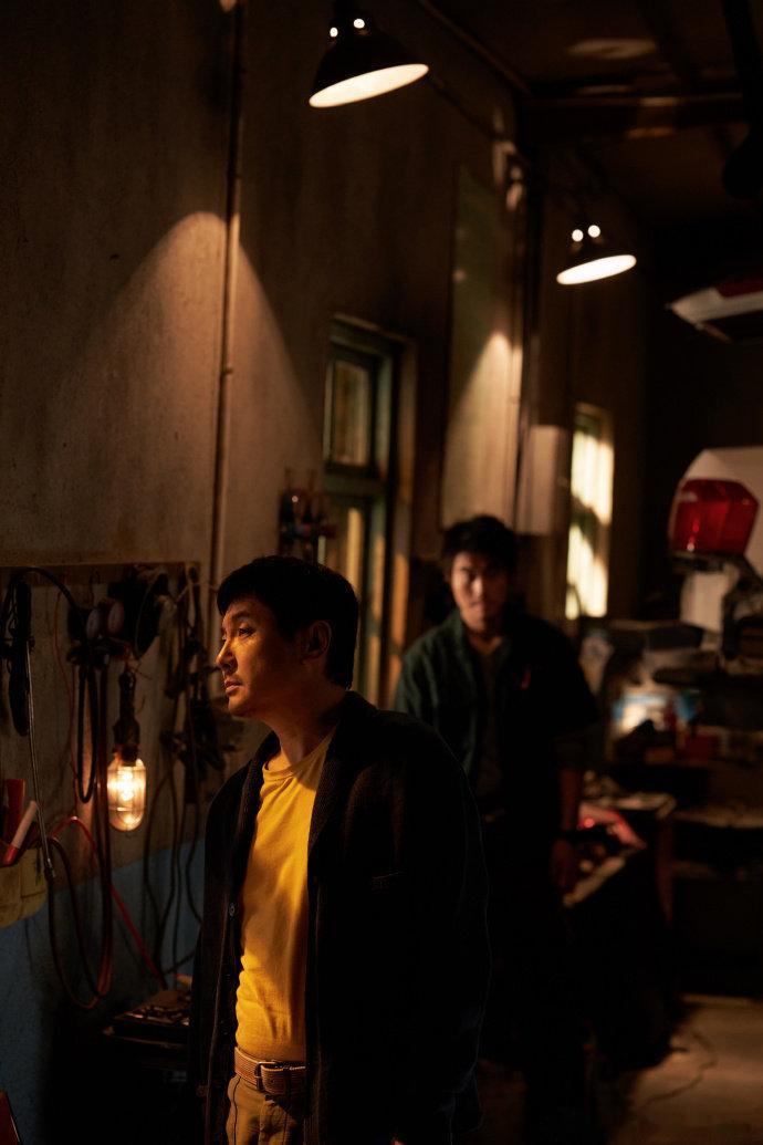 谁给沈腾画的眼线张驰回归直接封神！7年飞驰路，笑纹比赛道记忆还深，喜剧不能没沈腾