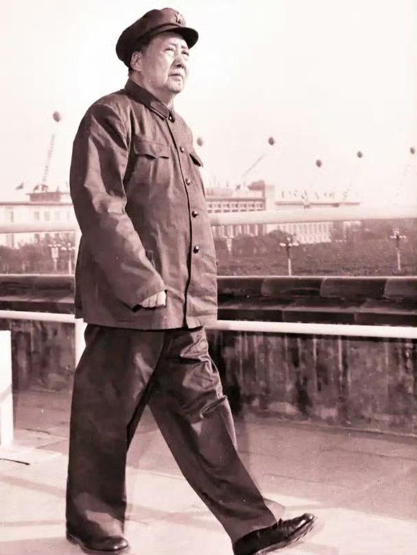 他反对特权，官僚阶层对他不满；他反对不公，权贵阶层对他不满；他反对剥削，资本阶层