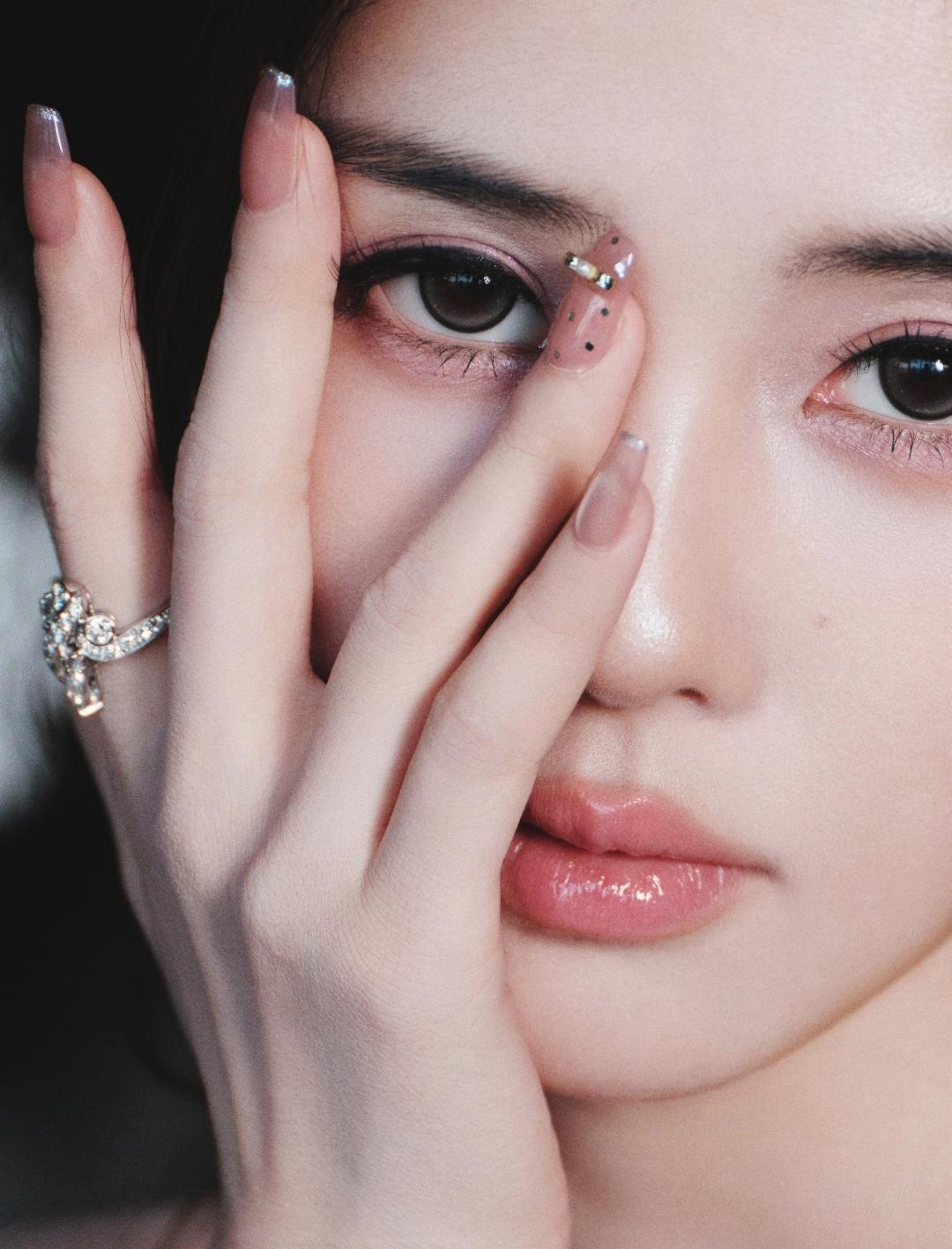 白鹿这组特写大片真的美到心巴上！手持一支白色羽毛，身着流光溢彩的抹胸亮片礼裙，在