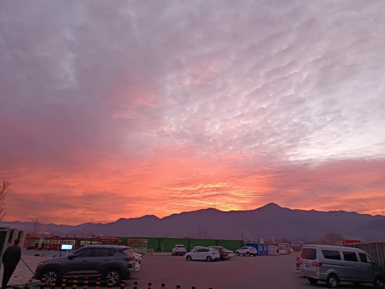 夕阳霞光照晚舟，壮志未酬心不休。
破浪前行追梦想，扬帆再起踏新秋。