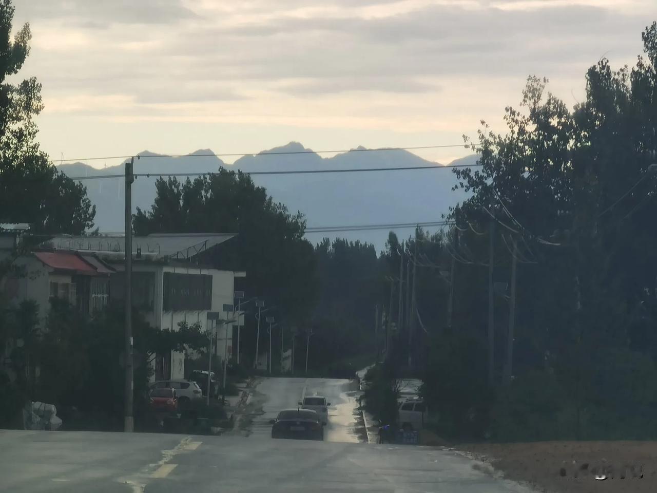 南阳市区北望大山！
碍于每个人生活圈子的局限，好多人不知道南阳市区不远就是大山。