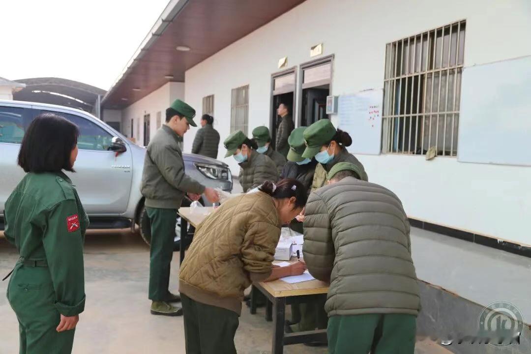 果敢同盟军抽血检查官兵健康状况！

在缅北地区，时常对民众进行抽血检查，非常重要