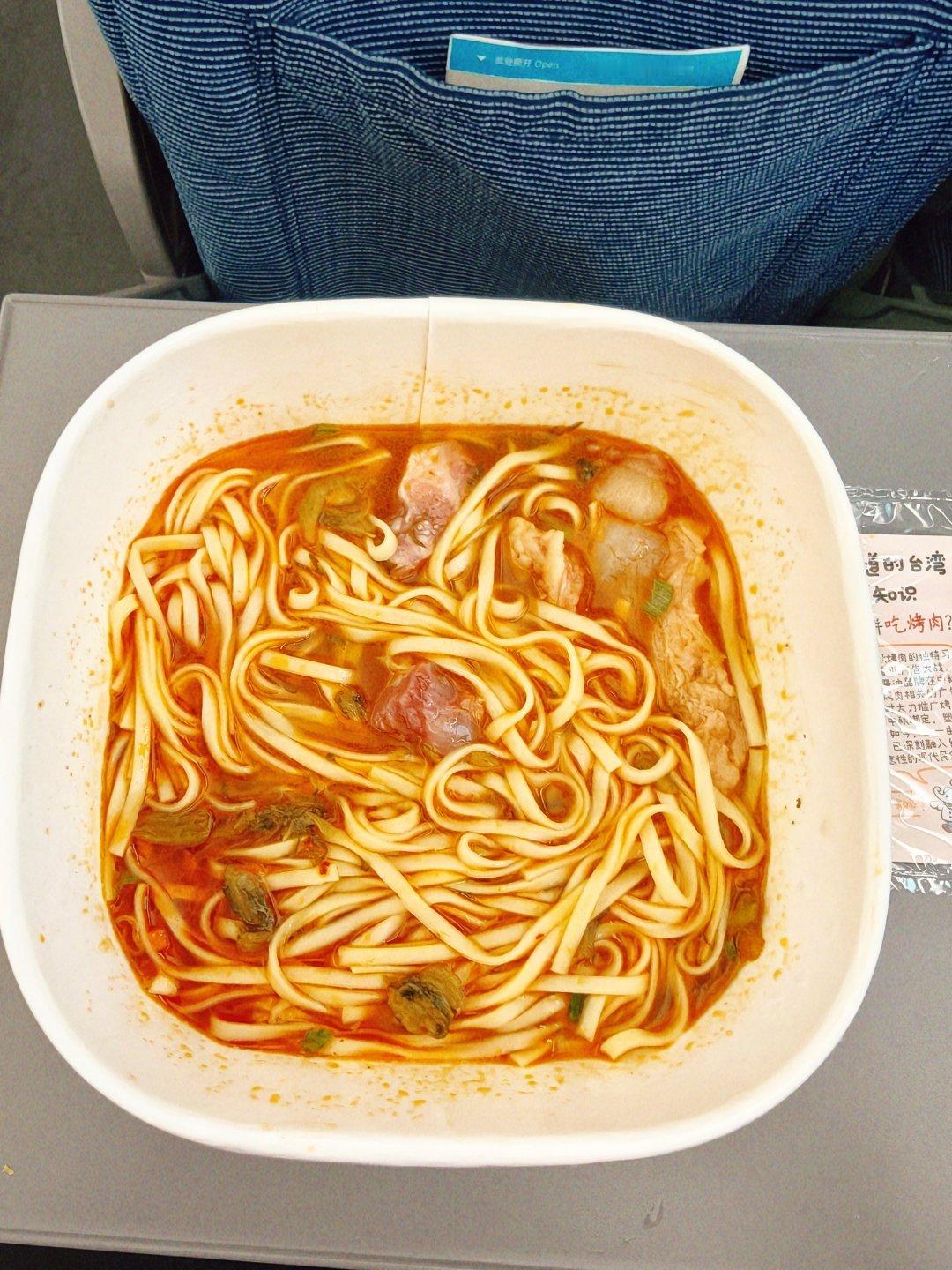 极限赶上高铁 泡个白象牛肉面吃吃