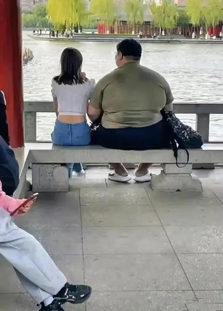 一个长相一般的异性朋友
他问我阳姐
潘金莲那么漂亮，为什么会嫁给武大郎?
我说：