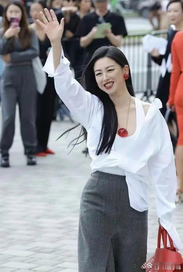 朱珠真是无人能及，白衬衫配西裤也能穿出无限魅力 ​​​