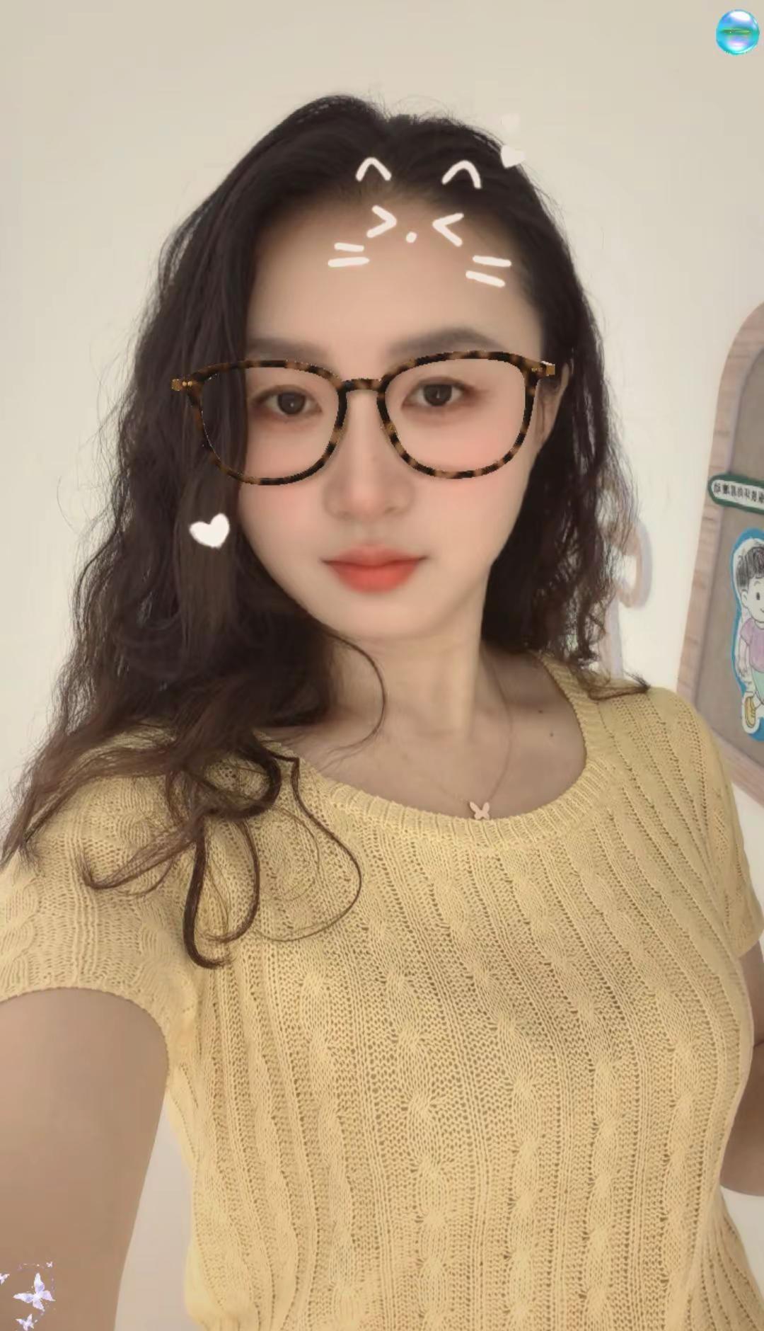 今天30＋的阿姨不穿黑色衣服了，换上明黄。还有点不习惯，这算是年纪渐长的小变化吗