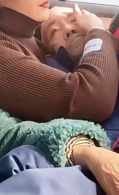 【看哭了！父亲病危非要回老家，女儿一路抱着他走完最后一程！就像小时候您抱我那样.