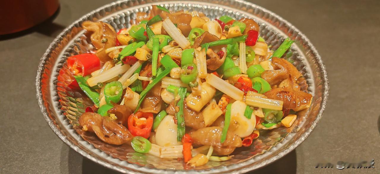 四川菜
就是巴适
两个菜一个汤，112块钱
味道很好，客观的说，贵吗？