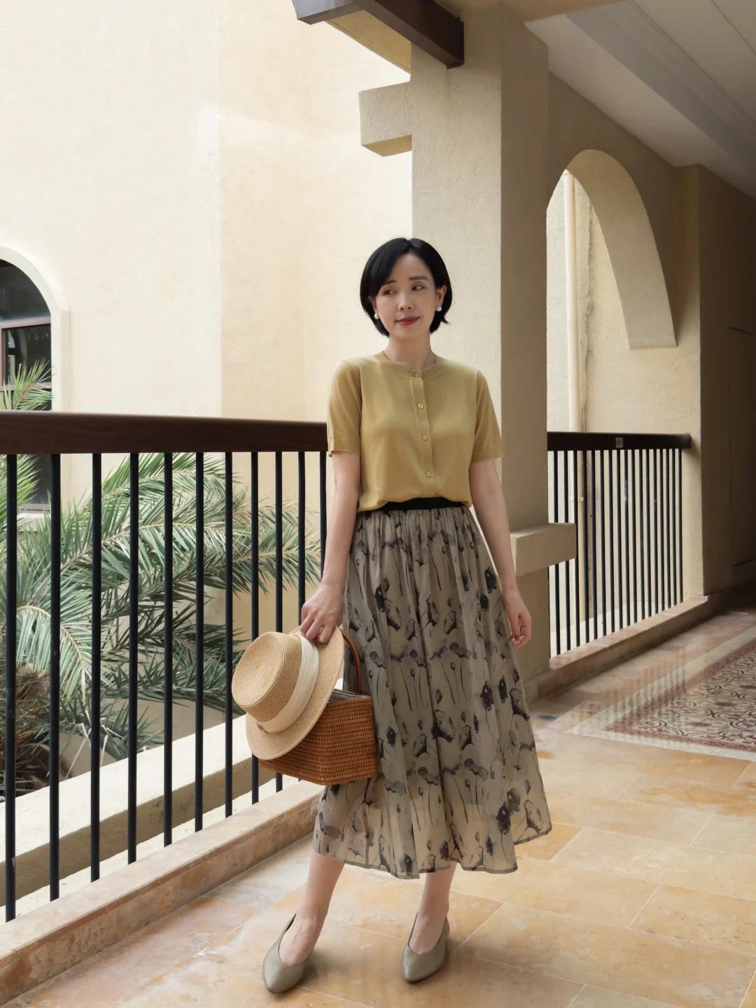 #夏日生活打卡季#夏日裙舞，50+女性的优雅半身裙风情👗
夏日炎炎，50岁的你